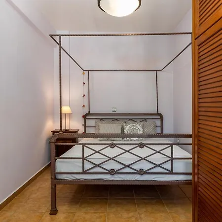 Spyros House, 3 Bedrooms-sea View-in بيت للعطل