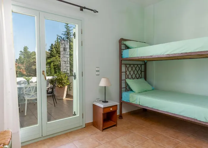 Spyros House, 3 Bedrooms-sea View-in Дом отдыха Айя-Евфимия