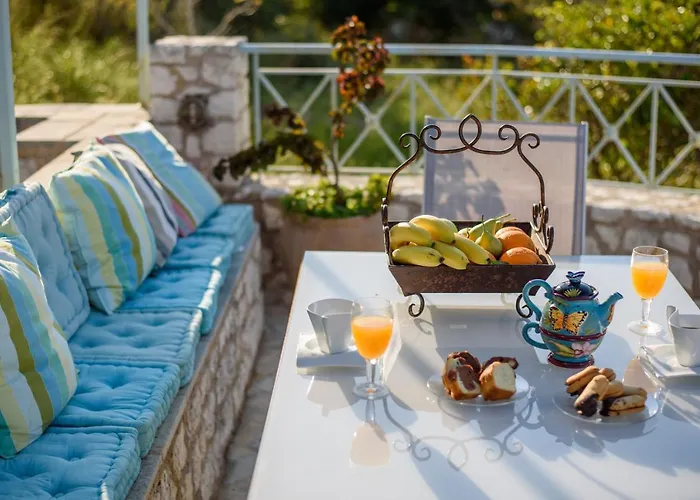 Spyros House, 3 Bedrooms-sea View-in Дом отдыха Айя-Евфимия